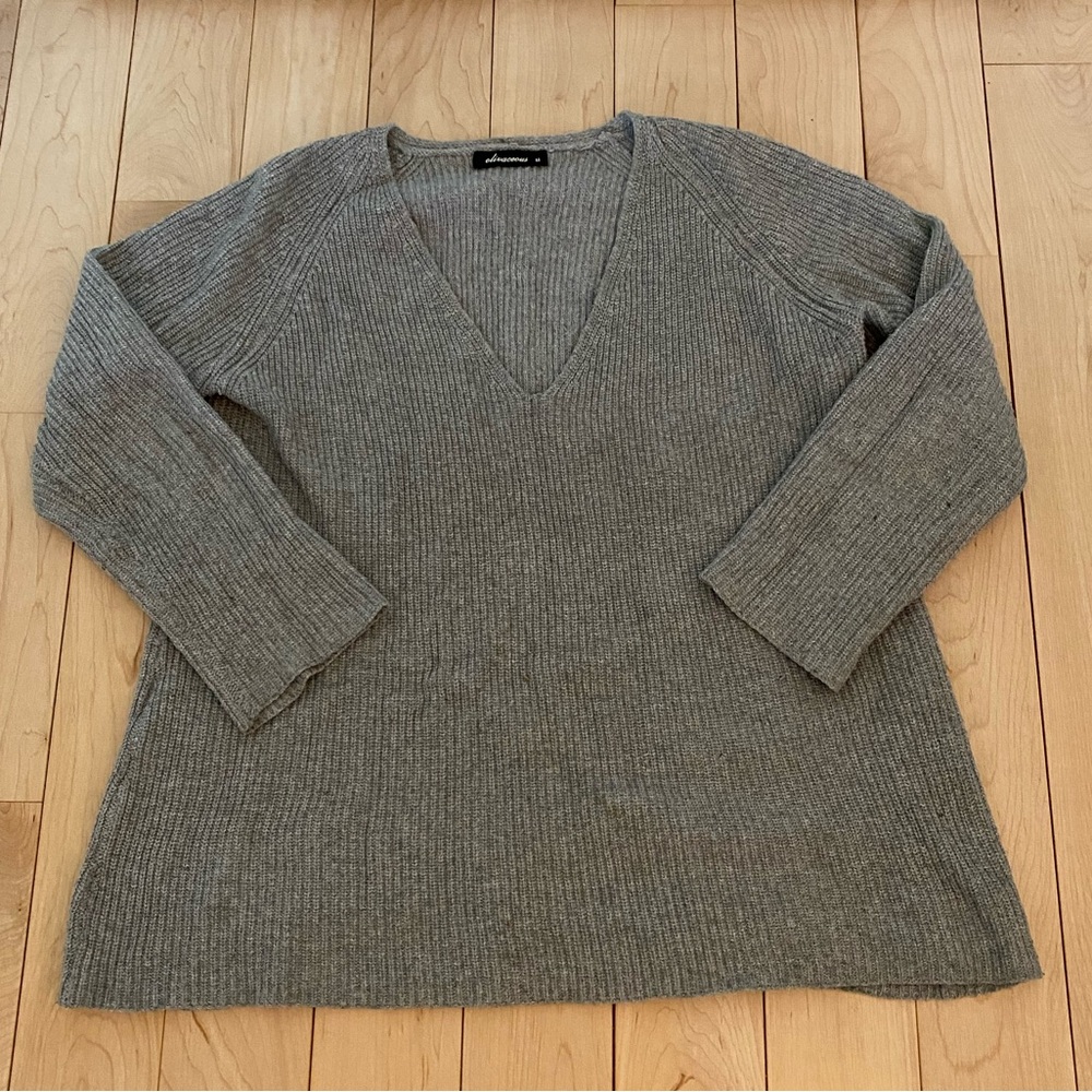 Olivaceous v-neck ribbed knit sweater in a heathered gray size M
